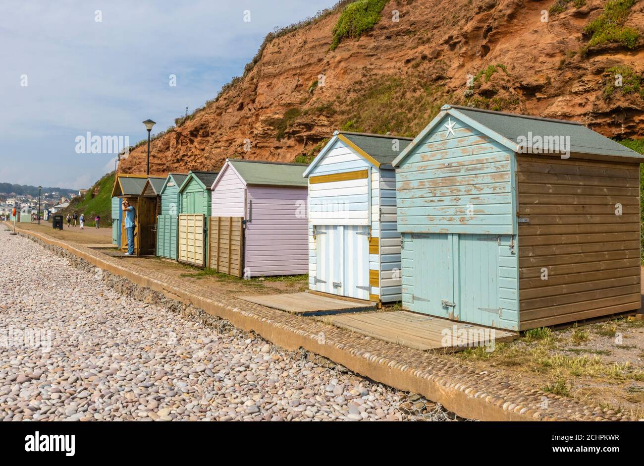 Tipiche baite sul lungomare di Budleigh Salterton, una piccola cittadina sulla costa meridionale con una spiaggia di pietra nel Devon orientale, nel sud-ovest dell'Inghilterra Foto Stock