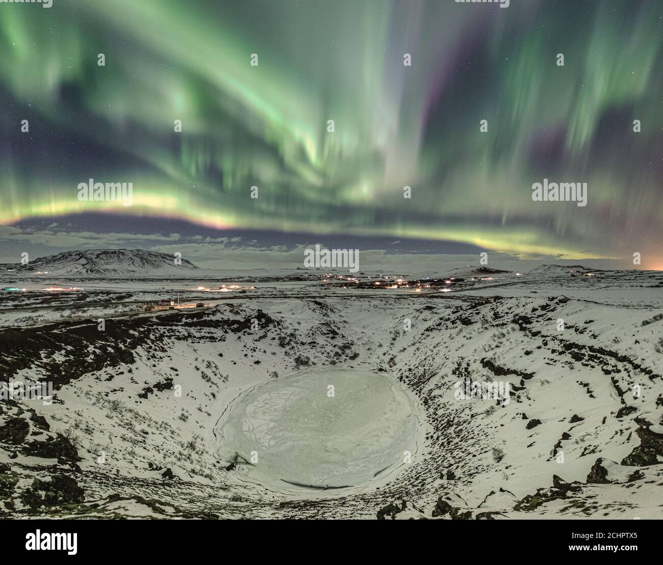 Aurora boreale sul vulcano estinto in Islanda Foto Stock