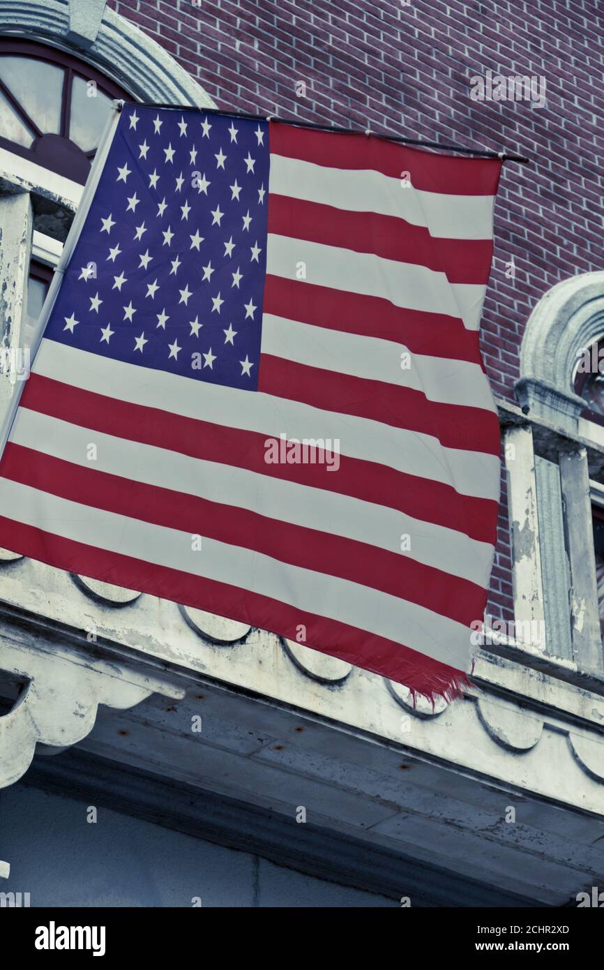 Bandiera americana di fronte a un edificio di stile coloniale Foto Stock