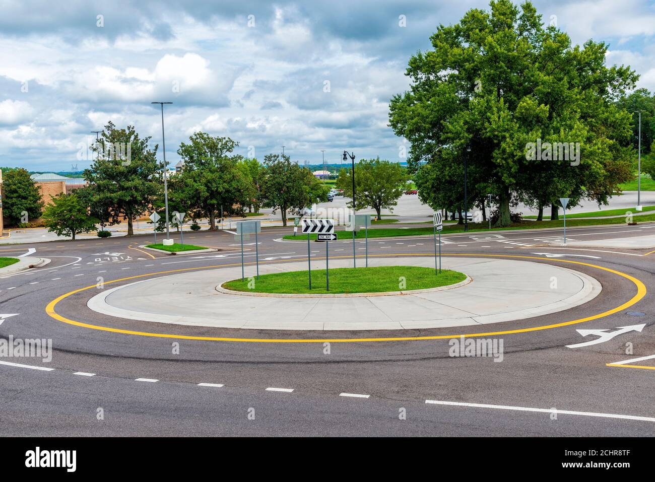 Colpo orizzontale di una rotonda di traffico vicino ad un centro commerciale suburbano. Foto Stock