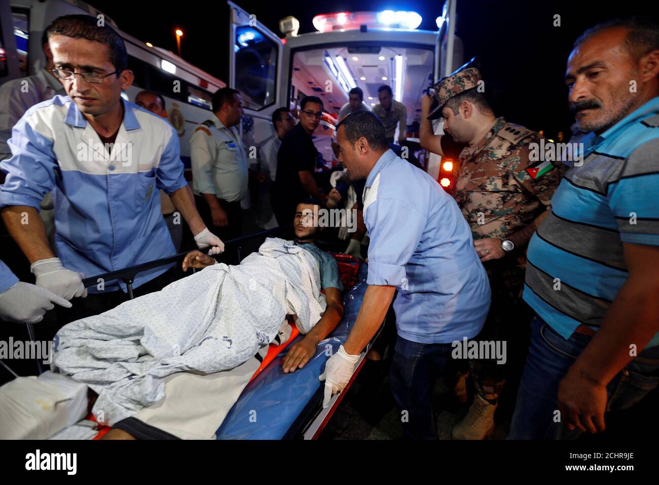 Un uomo palestinese ferito proveniente da Gaza arriva a ricevere un trattamento al Centro medico di al Hussein ad Amman, Giordania, il 18 maggio 2018. REUTERS/Muhammad Hamed Foto Stock