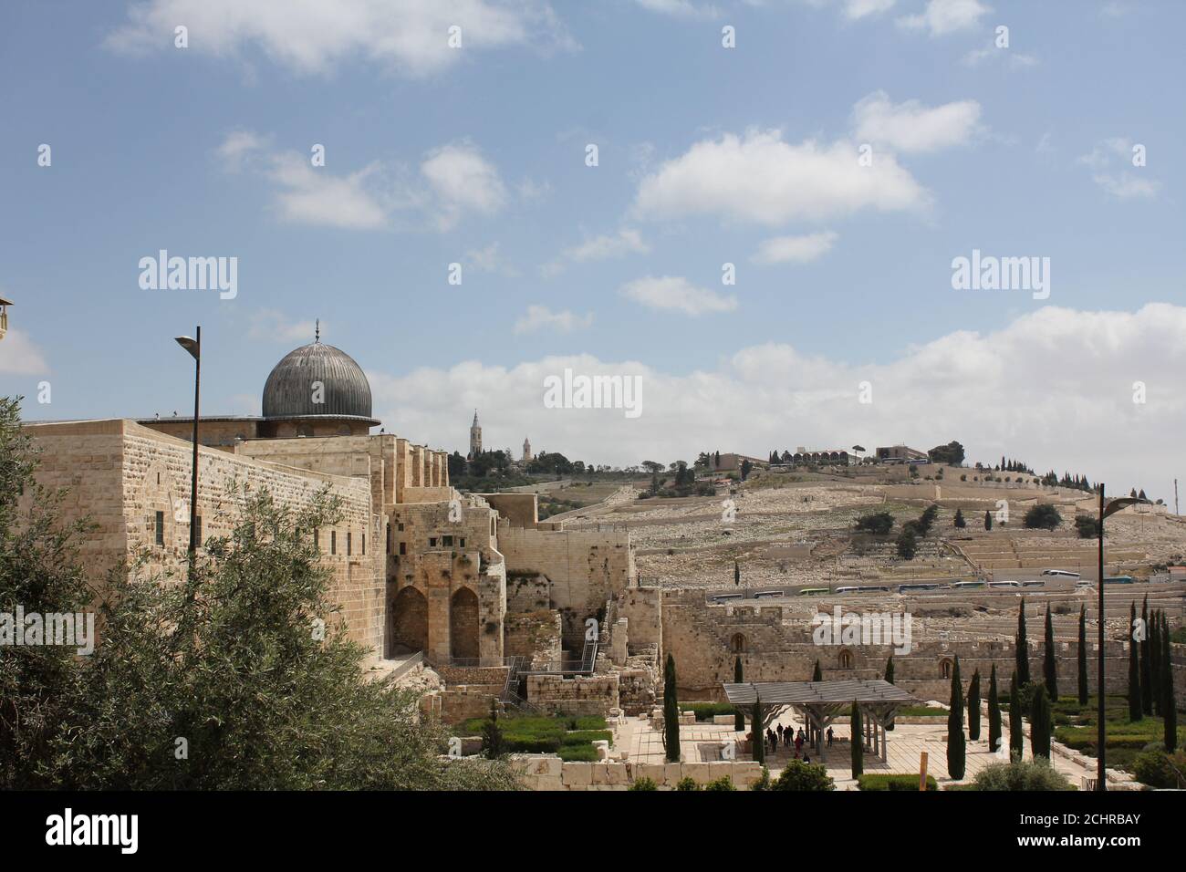 Moschea di al-Aqsa dalla porta di Dung o dalla porta di Mughrabi, o ingresso alla porta di Silwan a Gerusalemme con il Monte degli Ulivi in lontananza Foto Stock