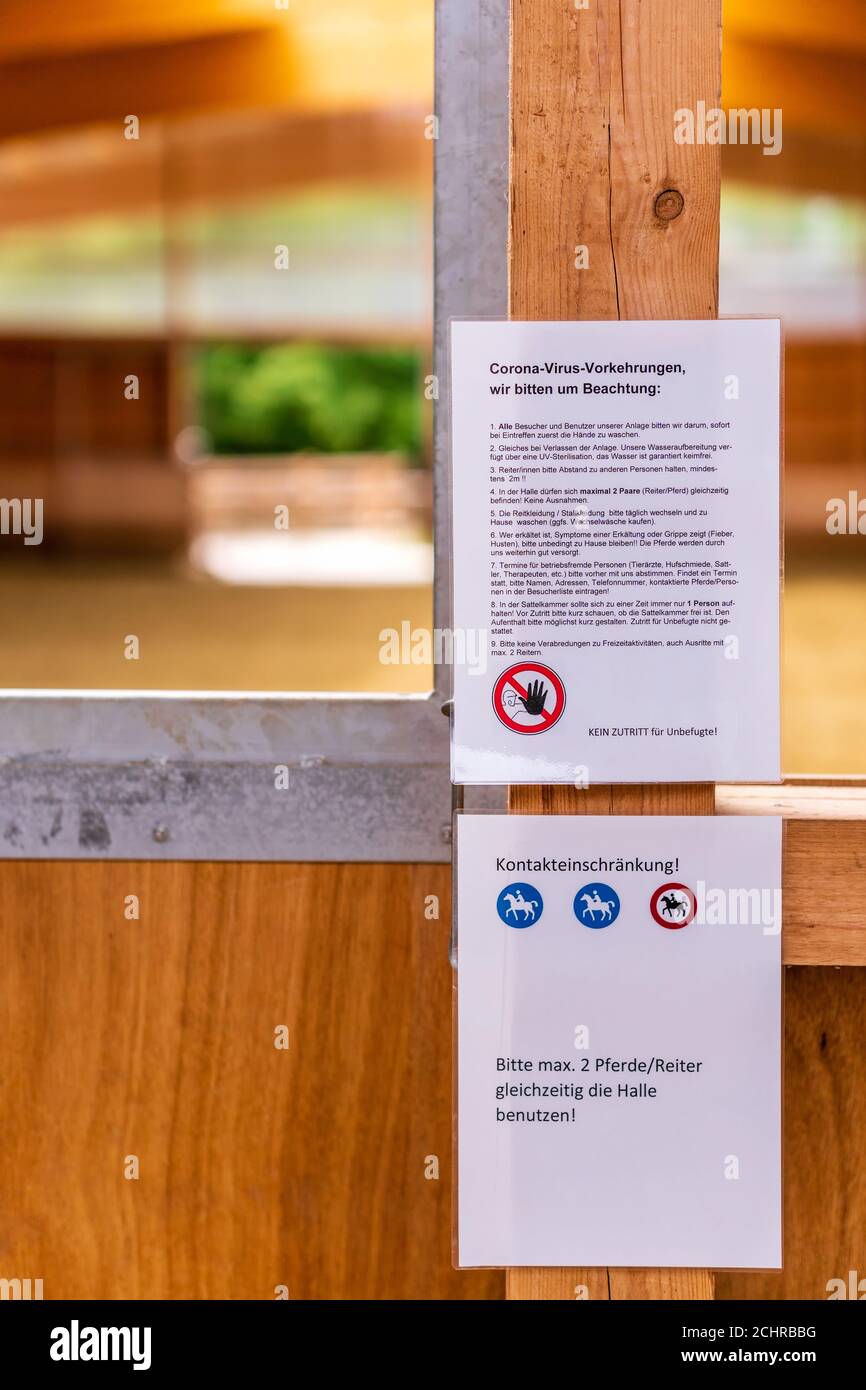 Nord Reno-Westfalia, Germania - 27 giugno 2020: Firma con il virus Corona (COVID-19) restrizioni e regole di condotta appesi in un'arena di equitazione indoor Foto Stock