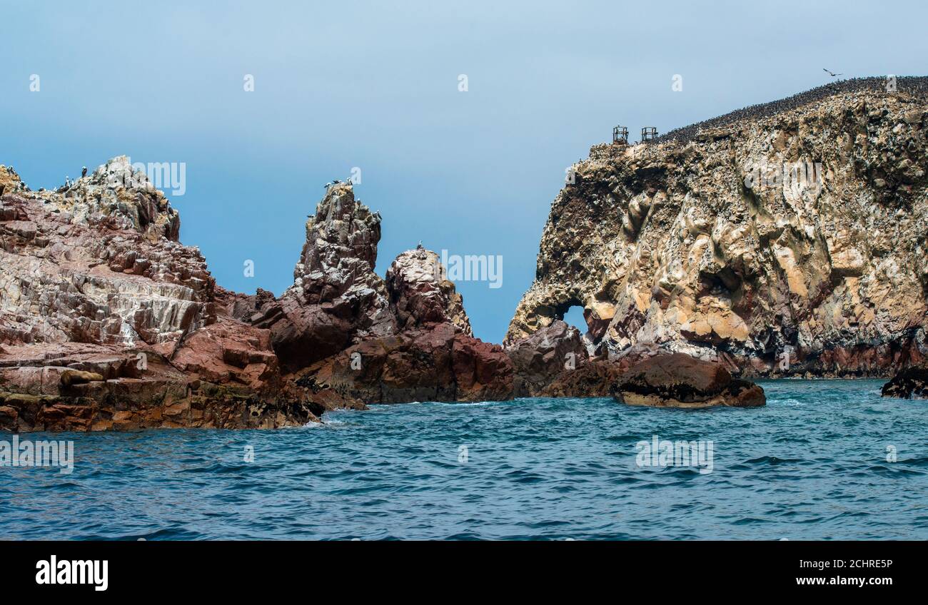 Formazione rocciosa, grotte marine, archi e scogliere alle stelle, Paracas National Reserve, Isole Ballestas, Perù, Sud America Foto Stock