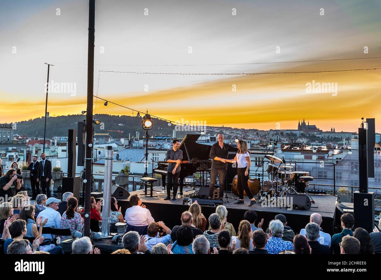 Il Trio di Avishai Cohen suona jazz dal vivo sul tetto di Luberna Praga durante le corde del festival autunnale 2020 Foto Stock