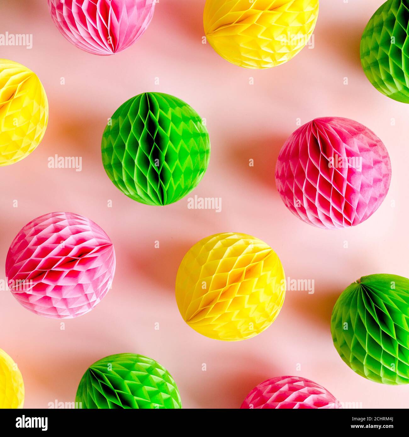 Palloncini e confetti su sfondo rosa. Compleanno, concetto di festa. Disposizione piatta, vista dall'alto. Sfondo festa di compleanno Foto Stock
