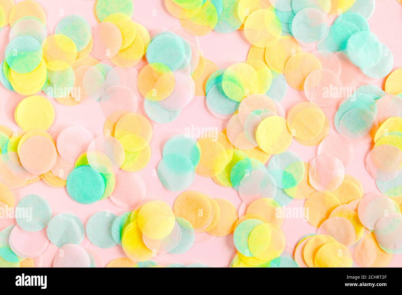 Confetti di carta colorati su sfondo rosa. Concetto di celebrazione. Disposizione piatta. Vista dall'alto. Foto Stock