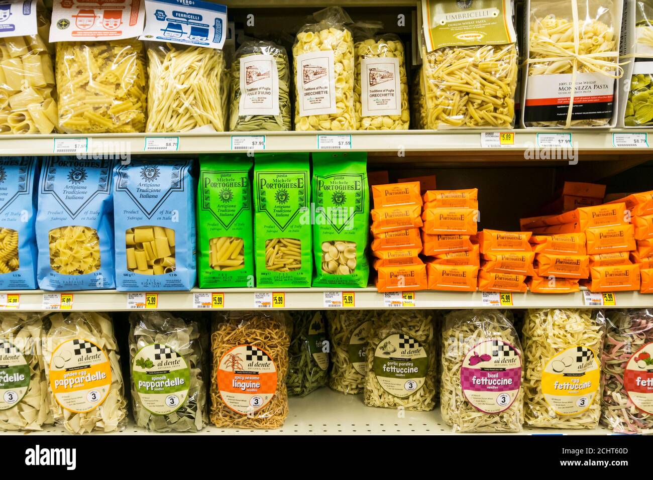 Diversi tipi, forme e sapori di pasta in vendita sugli scaffali di un supermercato americano. Foto Stock