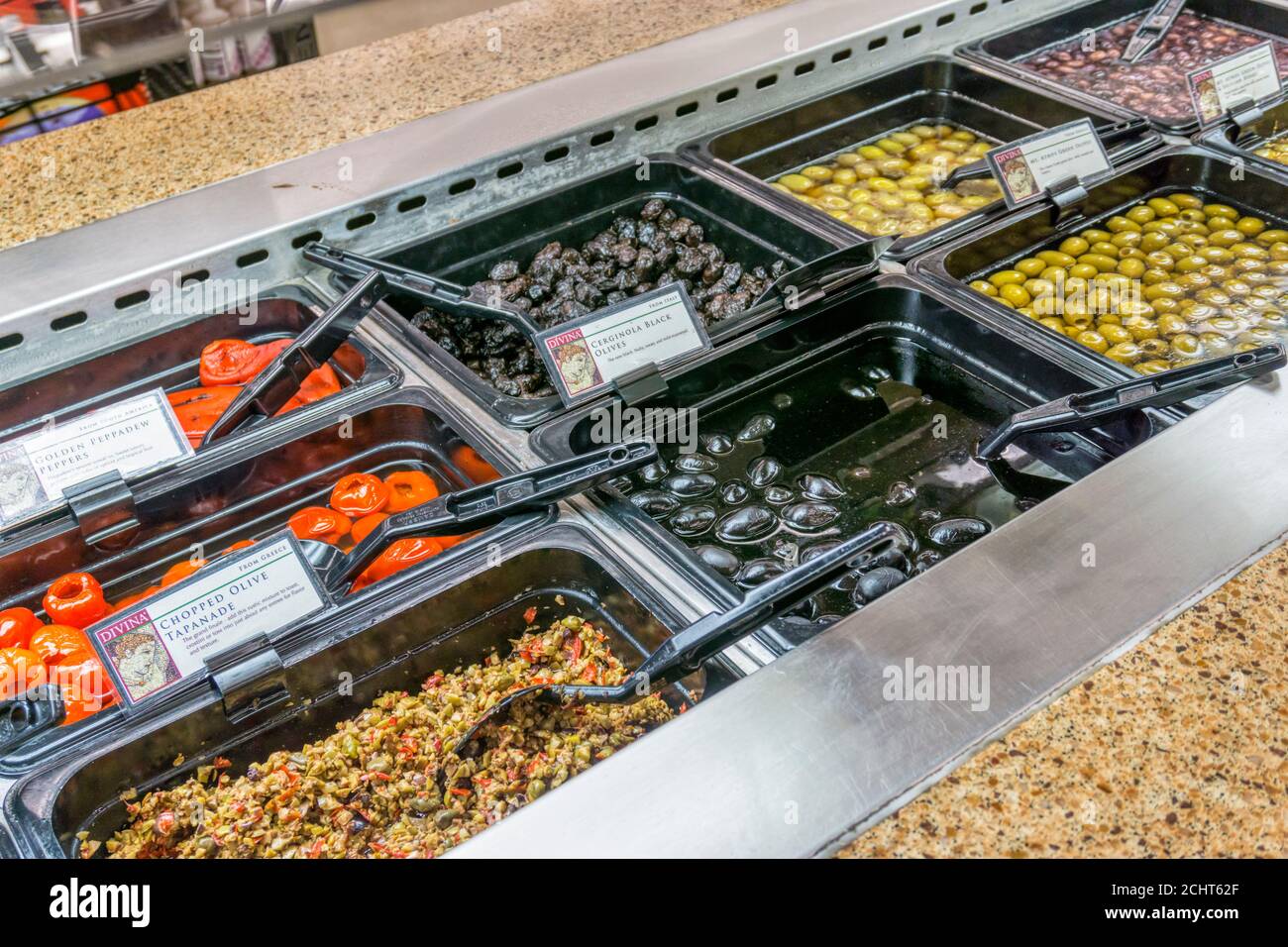 Un banco di delicatessen self-service in un supermercato americano. Foto Stock