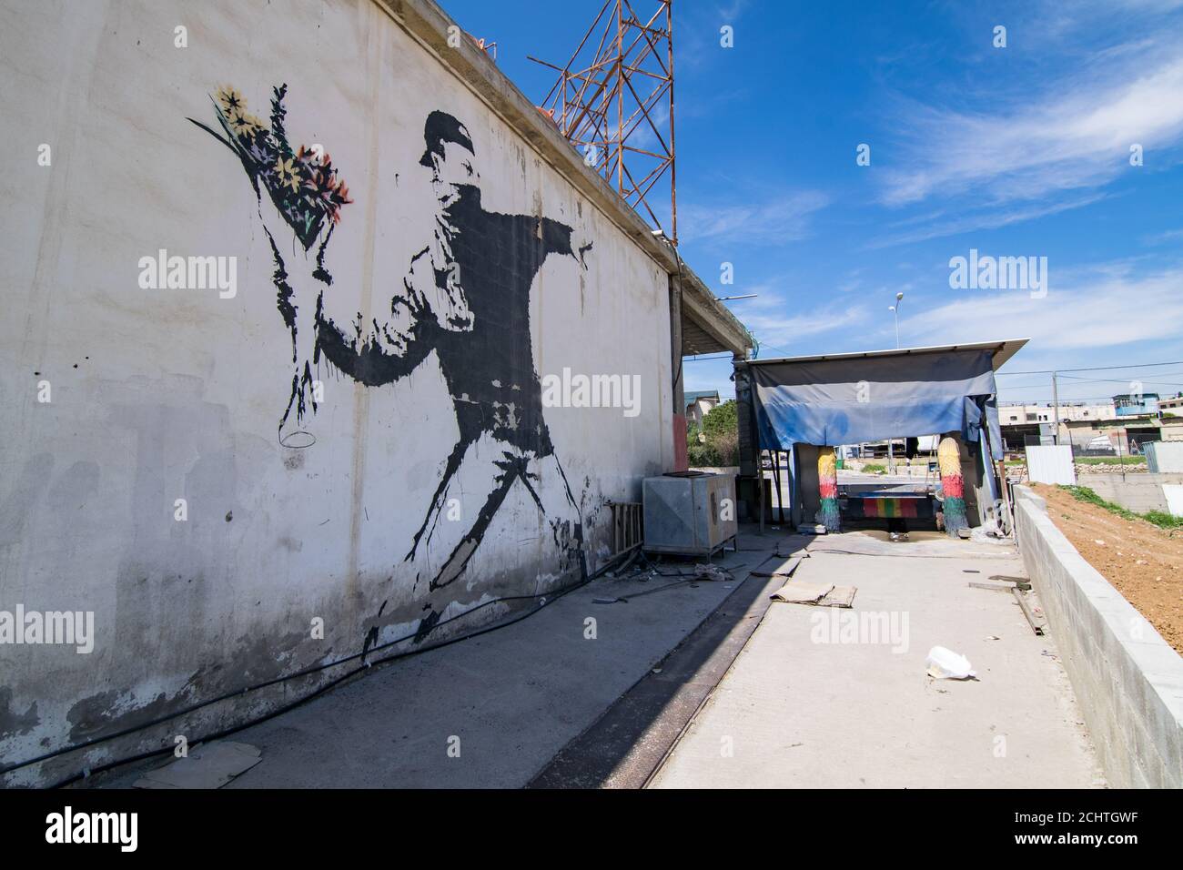 Il famoso murale di Banksy 'Rage, la Gola dei Fiori (l'amore è nell'aria)' che è dipinto su un autolavaggio in un sobborgo di Betlehem (Palestina) Foto Stock