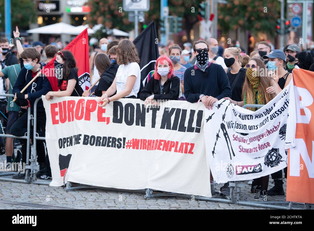 Dresda, Germania. 14 Settembre 2020. I contromanifestanti si trovano nell'Altmarkt durante un raduno del movimento xenofobo di Pegida. Credit: Sebastian Kahnert/dpa-Zentralbild/dpa/Alamy Live News Foto Stock