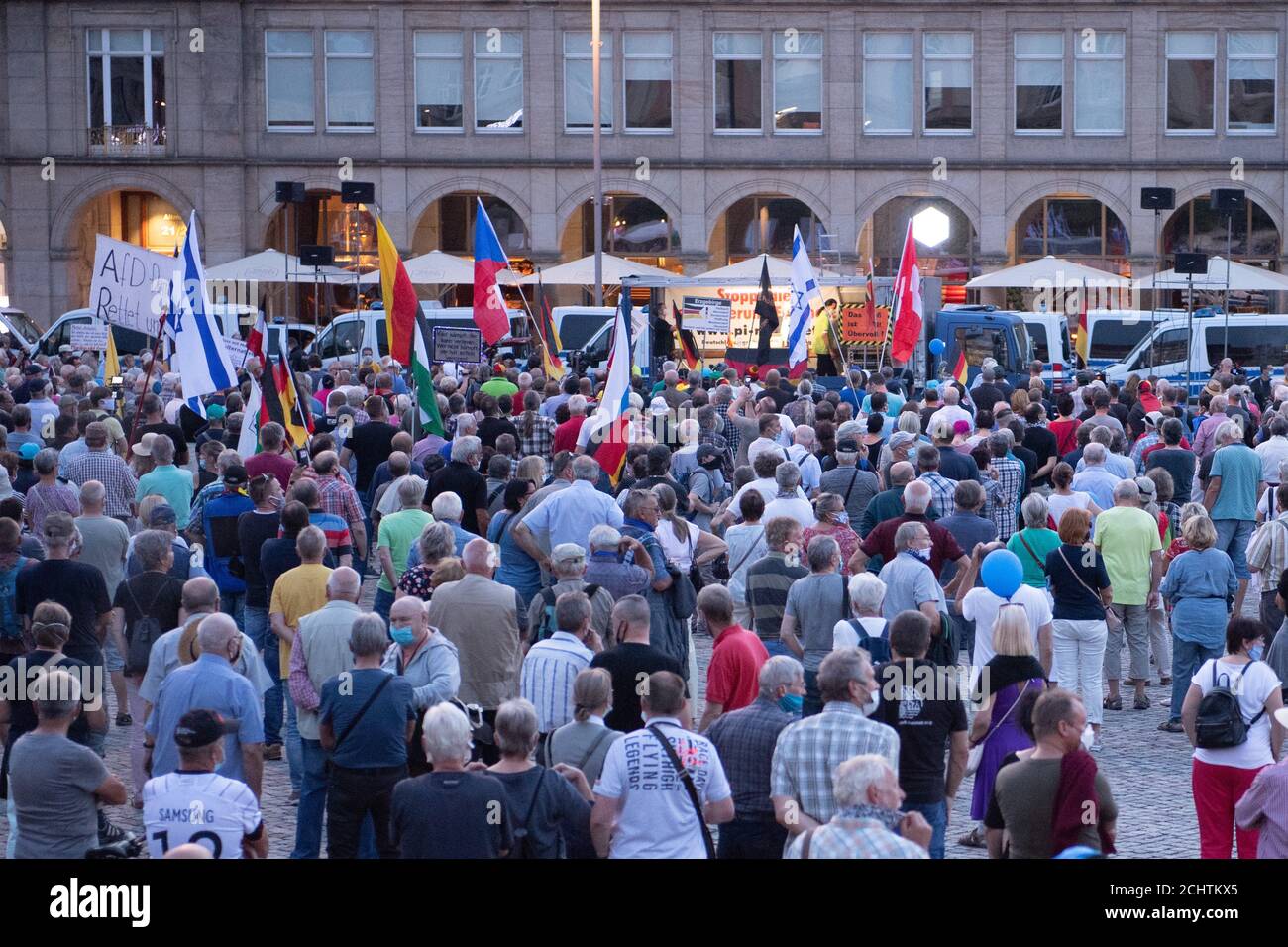 Dresda, Germania. 14 Settembre 2020. I partecipanti si trovano nell'Altmarkt durante un rally del movimento xenofobo Pegida. Credit: Sebastian Kahnert/dpa-Zentralbild/dpa/Alamy Live News Foto Stock