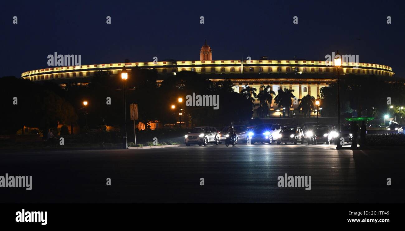 Nuova Delhi, India. 14 settembre 2020. Una vista della Casa del Parlamento Indiano, Sansad Bhavan.illuminazione LED per l'esterno della Casa del Parlamento Indiano. Fra COVID-19 la pandemia del Parlamento indiano riprende. In un primo del suo genere di accordo nella storia del Parlamento indiano, Rajya Sabha e Lok Sabha avranno sedute a turni tenendo presente le norme di distanza sociale a causa della pandemia del coronavirus durante la sessione di Monsoon tra il 14 settembre e il 1 ottobre. Credit: PRASOU/Alamy Live News Foto Stock