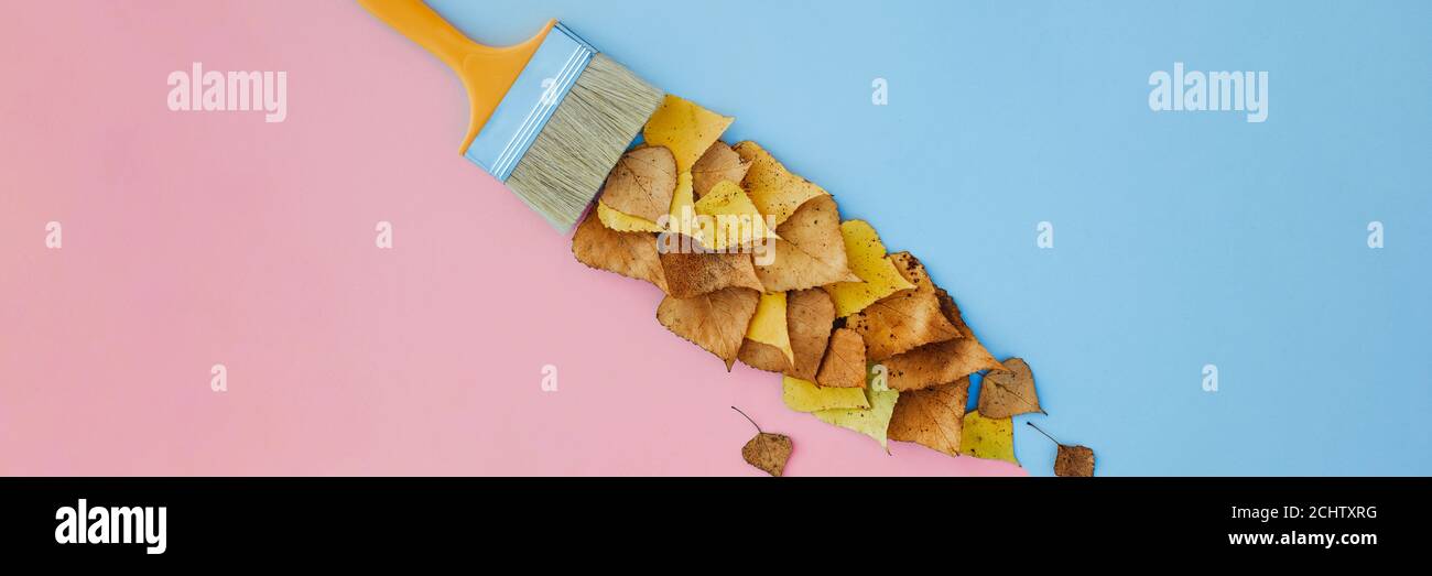 Pennello disegna con vernici da foglie, concetto creativo di caduta foglia autunno Foto Stock