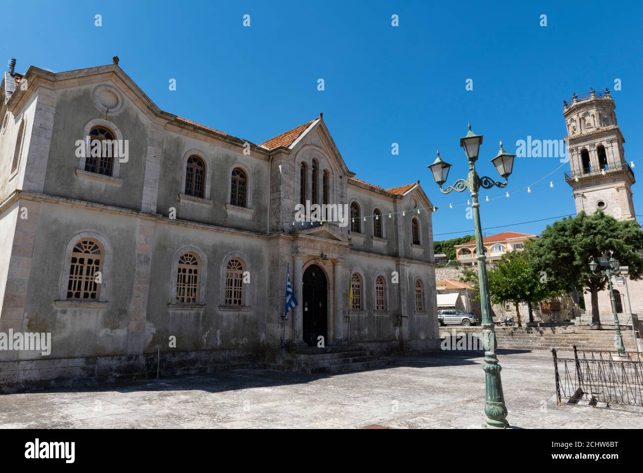 la chiesa cattolica torri e la scuola di paese municipio nel villaggio di kelomenos sull'isola greca di zante zante, grecia Foto Stock