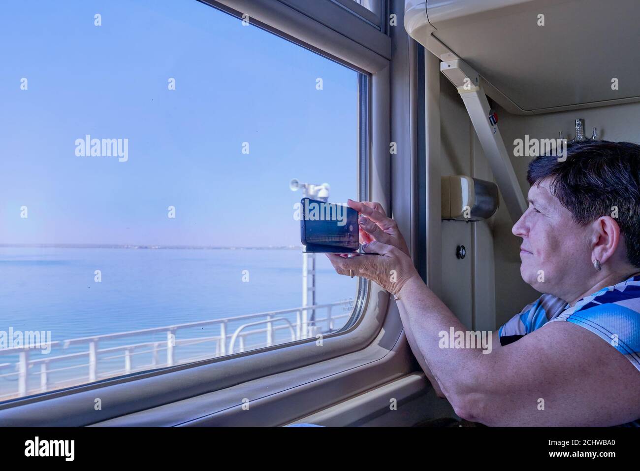Le donne anziane viaggiano in treno sul ponte di Crimea. Foto Stock