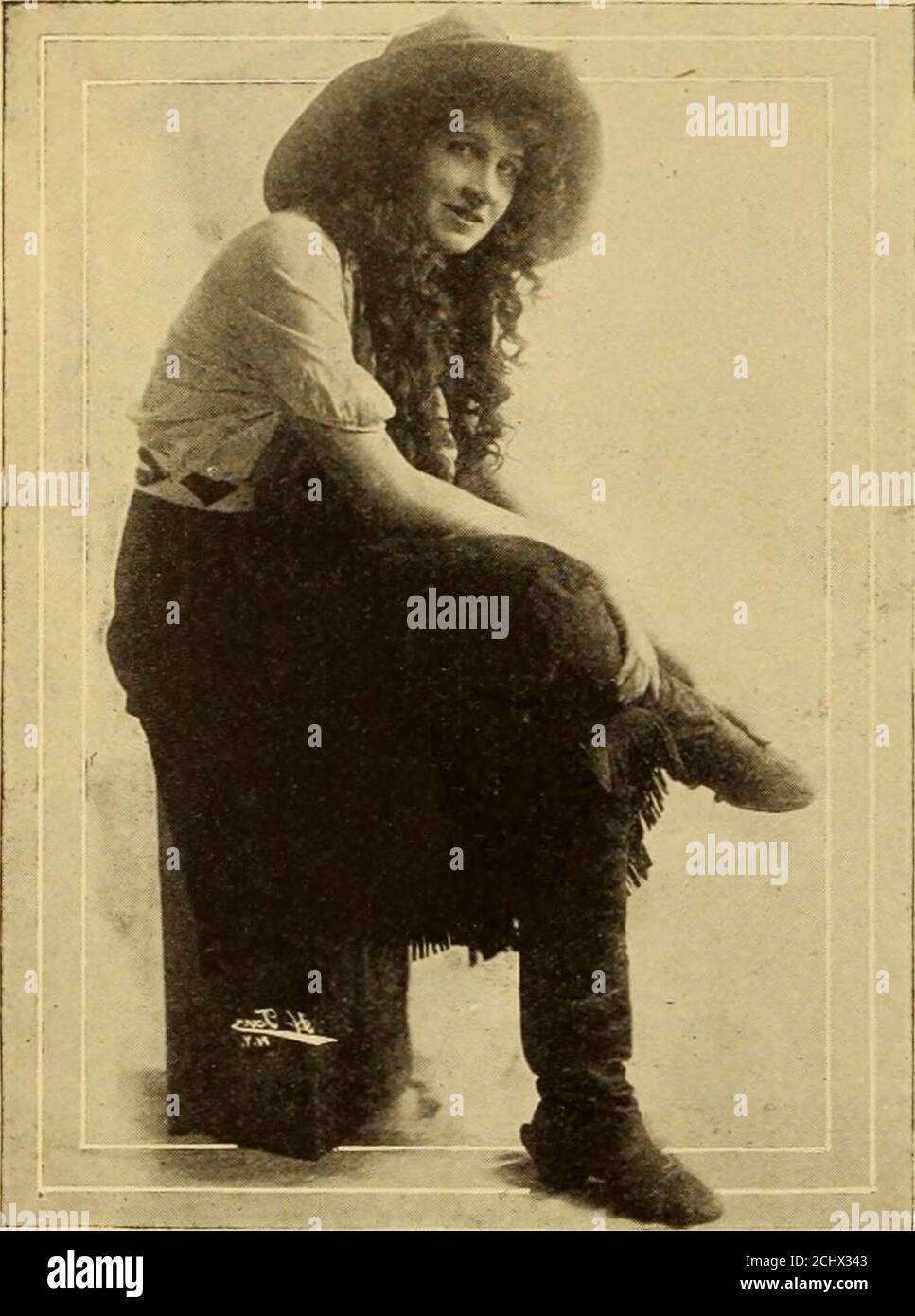 . Motion Picture Studio Directory and Trade Annual (1916) . LEVIN, ^SUPT. OFLABORAT-ORIES fe|jhk^*a*ll r ed. / PRODUTTORE. (technicalx director., innn. EAG£IIS trwctreflticci.ffr. Hem, yon.T. Assicuratevi di menzionare LE NOTIZIE DI IMMAGINI IN MOVIMENTO quando scrivete agli inserzionisti 210 NOTIZIE DI IMMAGINI IN MOVIMENTO Vol. XIV N. 16. Sezione 2. FOTO DI MOVIMENTO DEL VINCITORE DEL WARD DI LILLIAN CONCORSO STAMPEDE 1 raffigurante il miglior SHEPSHEAD Bay SPEEDWAY DI tipo Cow-Girl AGO. 10th, 1916 Indirizzo, 319 West 45th Street, N. Y. C. iillllllllllllllllllllllllllllllllllllllllllllllllllllllllllllllllllllllllllllllllllllllllllllllll Foto Stock