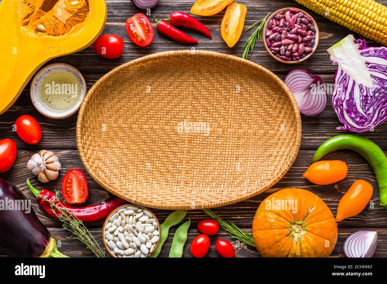 Telaio vegetale. Piastra di vimini su sfondo di legno. Design del menu. Copia luogo Foto Stock