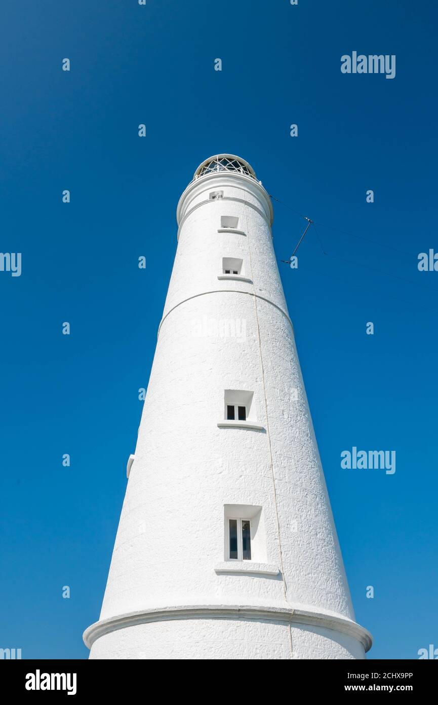 Faro bianco e costruzioni associate. Punto di Nash, Vale of Glamorgan, Galles. Foto Stock