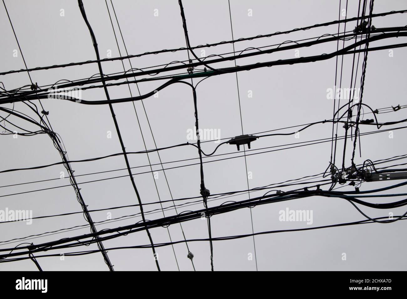 Foto monocromatica di molte linee di alimentazione intersecanti Foto Stock