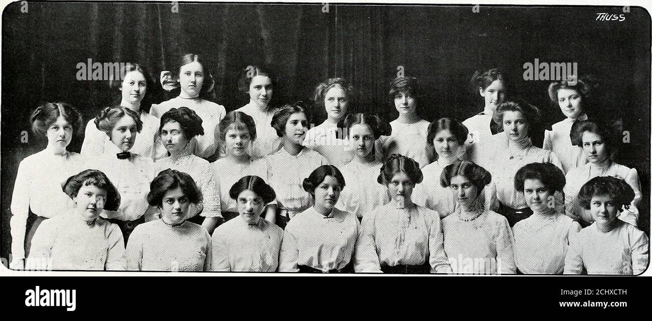 . Iris 1911 . TENR, Classe Roll di 1910-1911 CLASSE 1911 IiLBREY Keith Marie Harwell Hazel Dean Louise con CLASSE 1912 Marie Howe Mary Witherspoon Jean Riddle Emma Frizzell Marie Thomas Warner Leland Rankin Mamie Duncan CLASS 1913Frances Street Virginia Folk Annie Laura Campbell Helen Earham CLASS 1914Laura Fite Margaret Ransom Ferdina Sperry Linda SpECIALSVirginia Woolwine Lucy Wilkin Kirkpatrick Corinne Waddey He Miss Leavell, membro onorario Kate Savage Mary Clifton Roberts Sorores in Urbe Sarah Robertson Sig.ra CH Polli Grigsby Bessie Lee Sperry Anna Eastma Helen Hunt Margaret Warner Mary C. Foto Stock