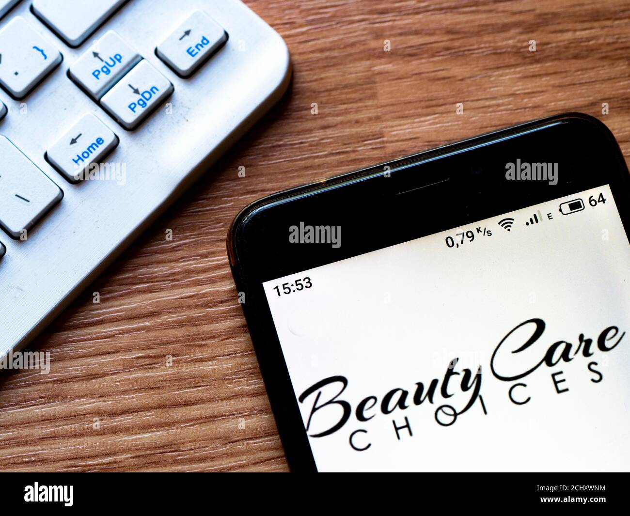 In questa illustrazione fotografica viene visualizzato un logo Beauty Care Choices sullo smartphone. Foto Stock
