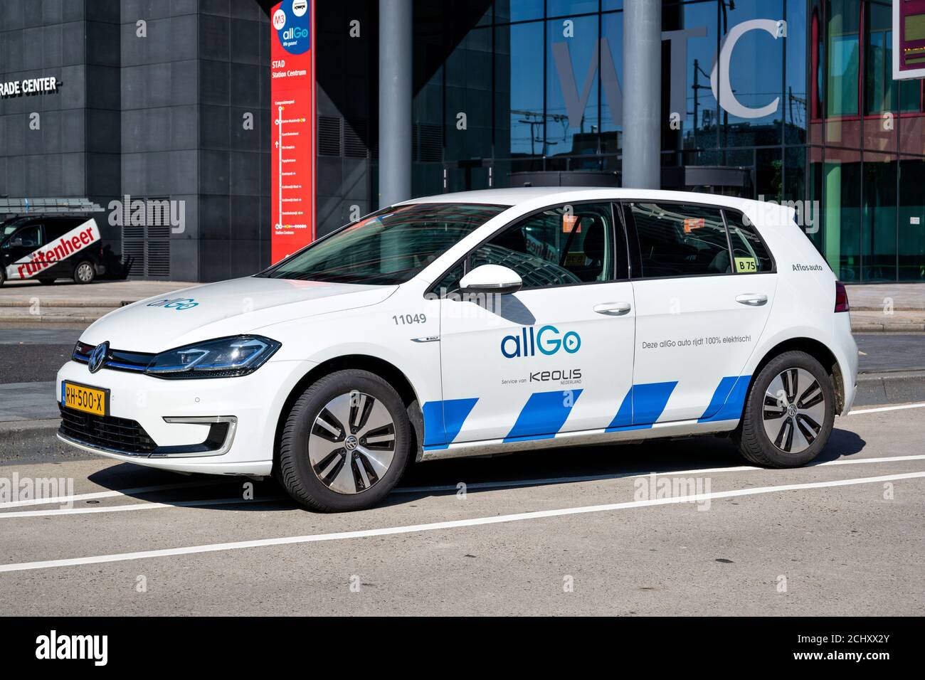 Keolis allGo Volkswagen e-Golf service car ad Almere, Paesi Bassi. Foto Stock