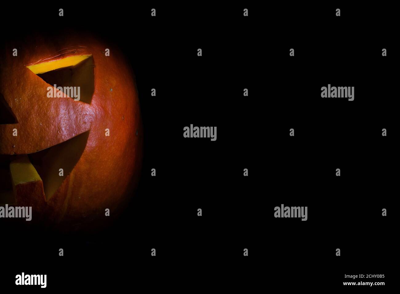 Halloween jack lanterna Pumpkin su sfondo nero con copyspace Foto Stock