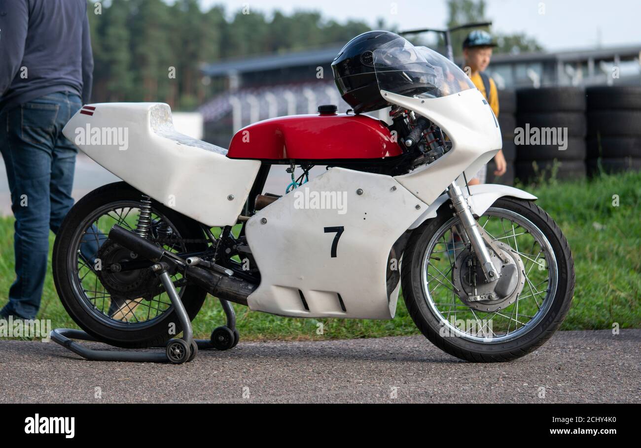 motocicletta bianca retrò con sedile rosso. Foto Stock