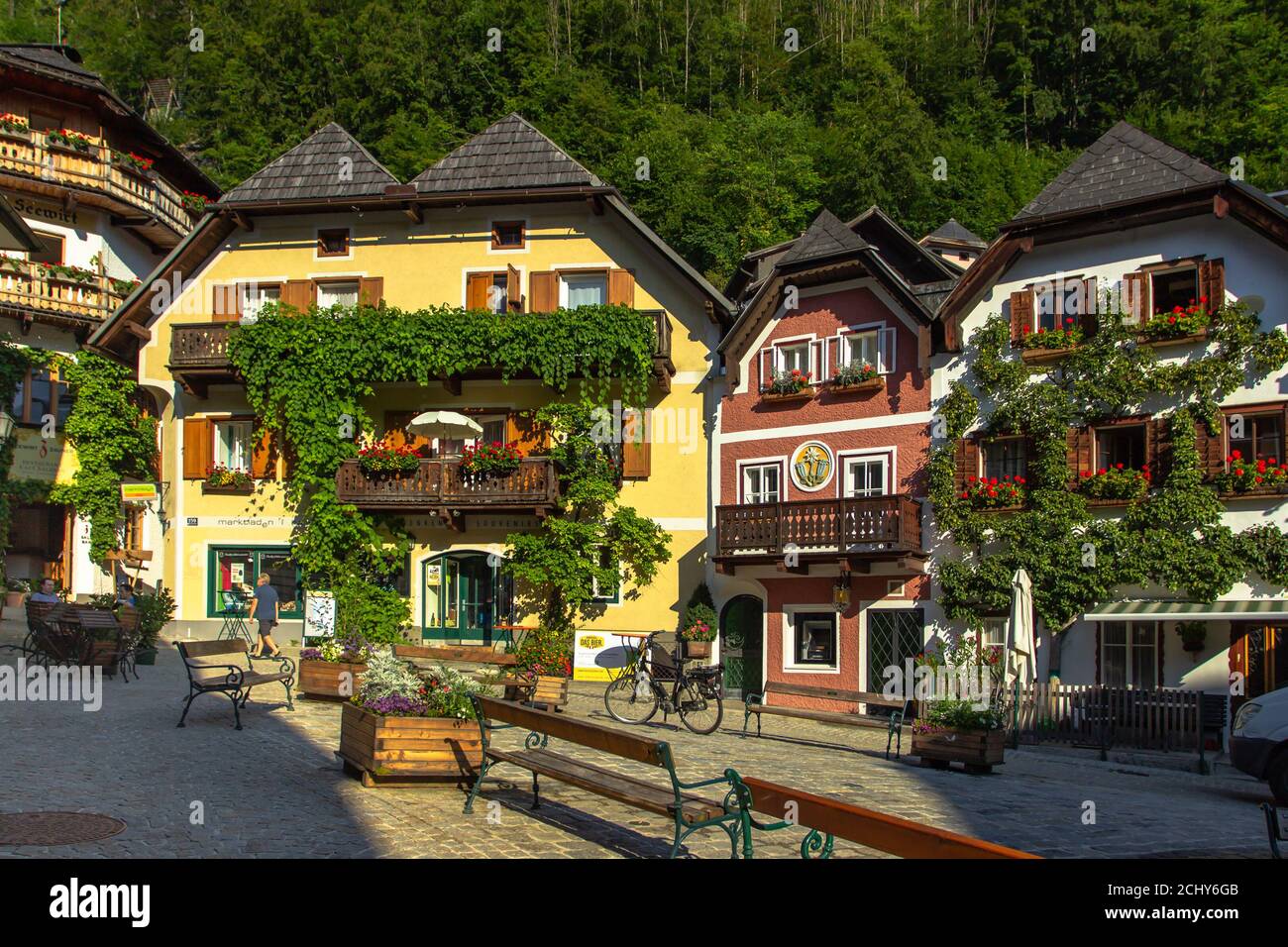 Hallstatt, Austria - 10 agosto 2020. Famosa e bella città montana austriaca con case in legno situata nella regione di Salzkammergut. Sito europeo dell'UNESCO Foto Stock