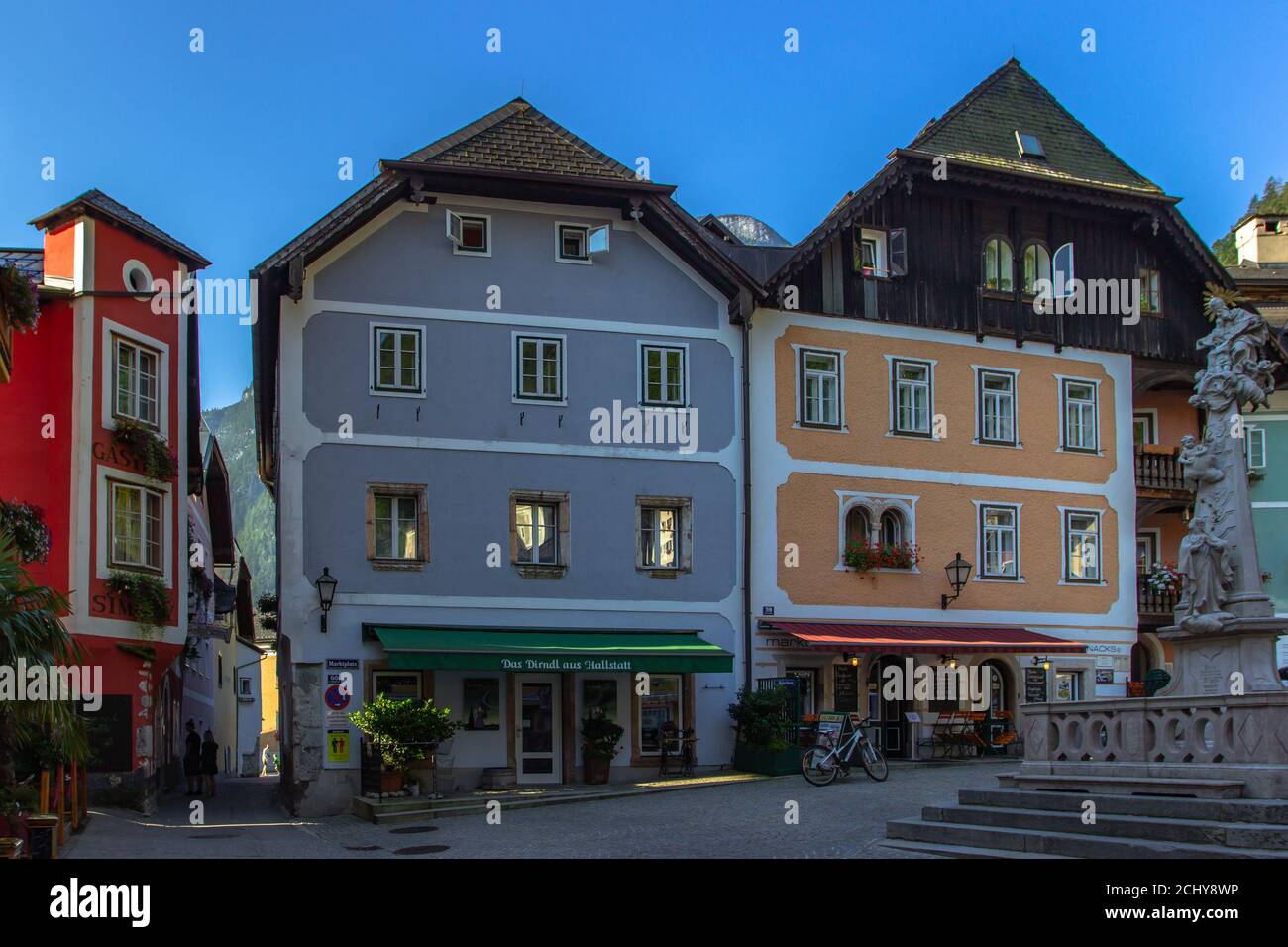 Hallstatt, Austria - 10 agosto 2020. Famosa e bella città montana austriaca con case in legno situata nella regione di Salzkammergut. Sito europeo dell'UNESCO Foto Stock