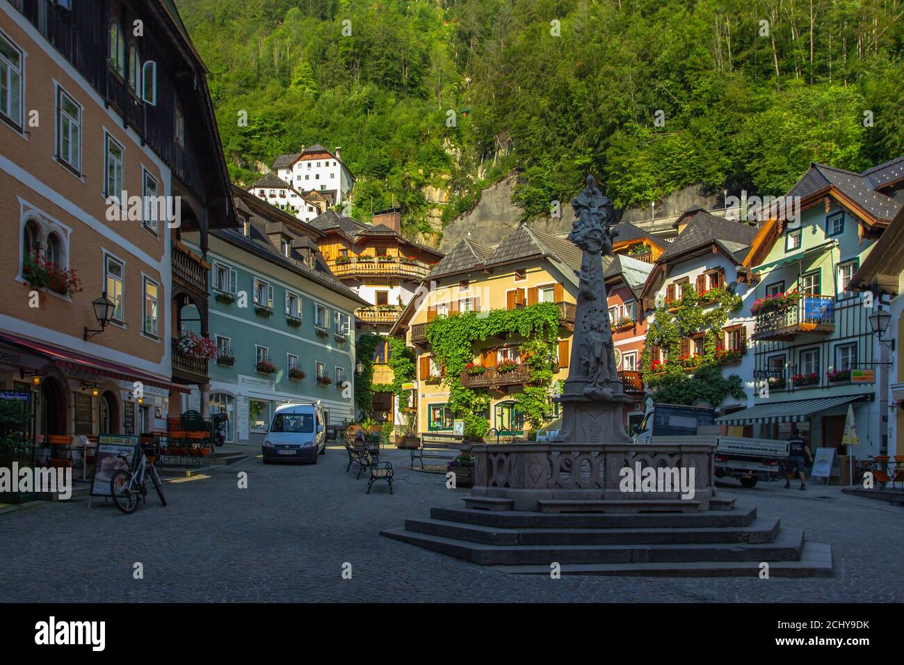 Hallstatt, Austria - 10 agosto 2020. Famosa e bella città montana austriaca con case in legno situata nella regione di Salzkammergut. Sito europeo dell'UNESCO Foto Stock