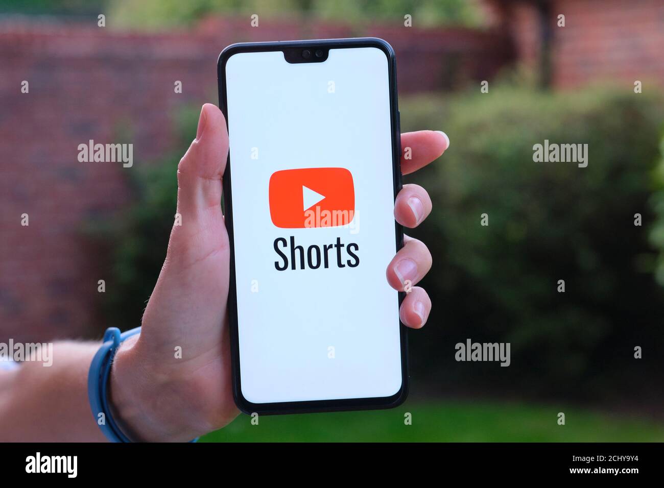 Stafford / UK - 2 settembre 2020: YouTube Shorts - nuovo logo della piattaforma video a ciclo corto visto sullo smartphone che tiene in mano. Foto Stock