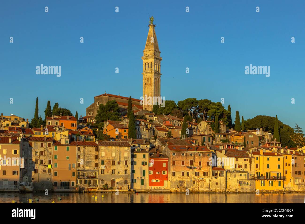 Rovigno,Istria,Croazia.Vista della città situata sulla costa dell'Adriatico Sea.popular località turistica e pesca port.Old città all'alba Foto Stock
