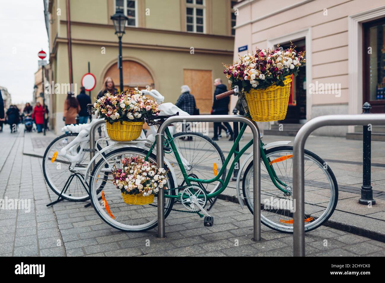 Biciclette decorate con fiori sulla strada a Cracovia, Polonia Foto Stock