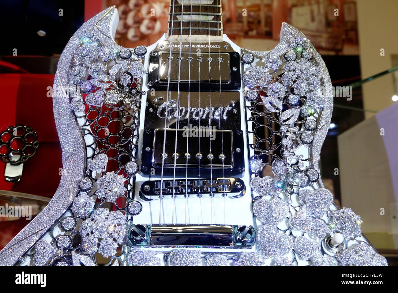 Un Eden di Coronet, una chitarra Gibson SG adornata con più di 400 diamanti  di carati e circa 1.6 kg di oro 18k dei produttori di gioielli di Hong Kong  Aaron Shum