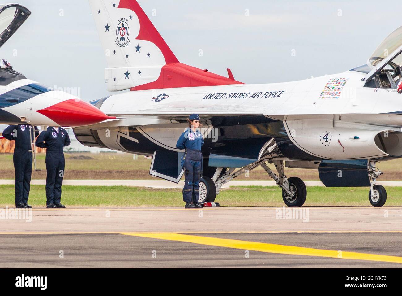 Squadra di volo di precisione USAF Thunderbirds che si esibisce al Wings Over Houston Air Show Foto Stock