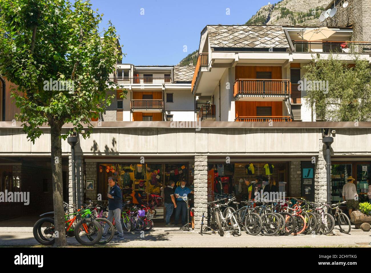 Esterno di un negozio di biciclette e sport con molte biciclette e mountain bike esposte sul marciapiede in estate, Courmayeur, Valle d'Aosta, Italia Foto Stock