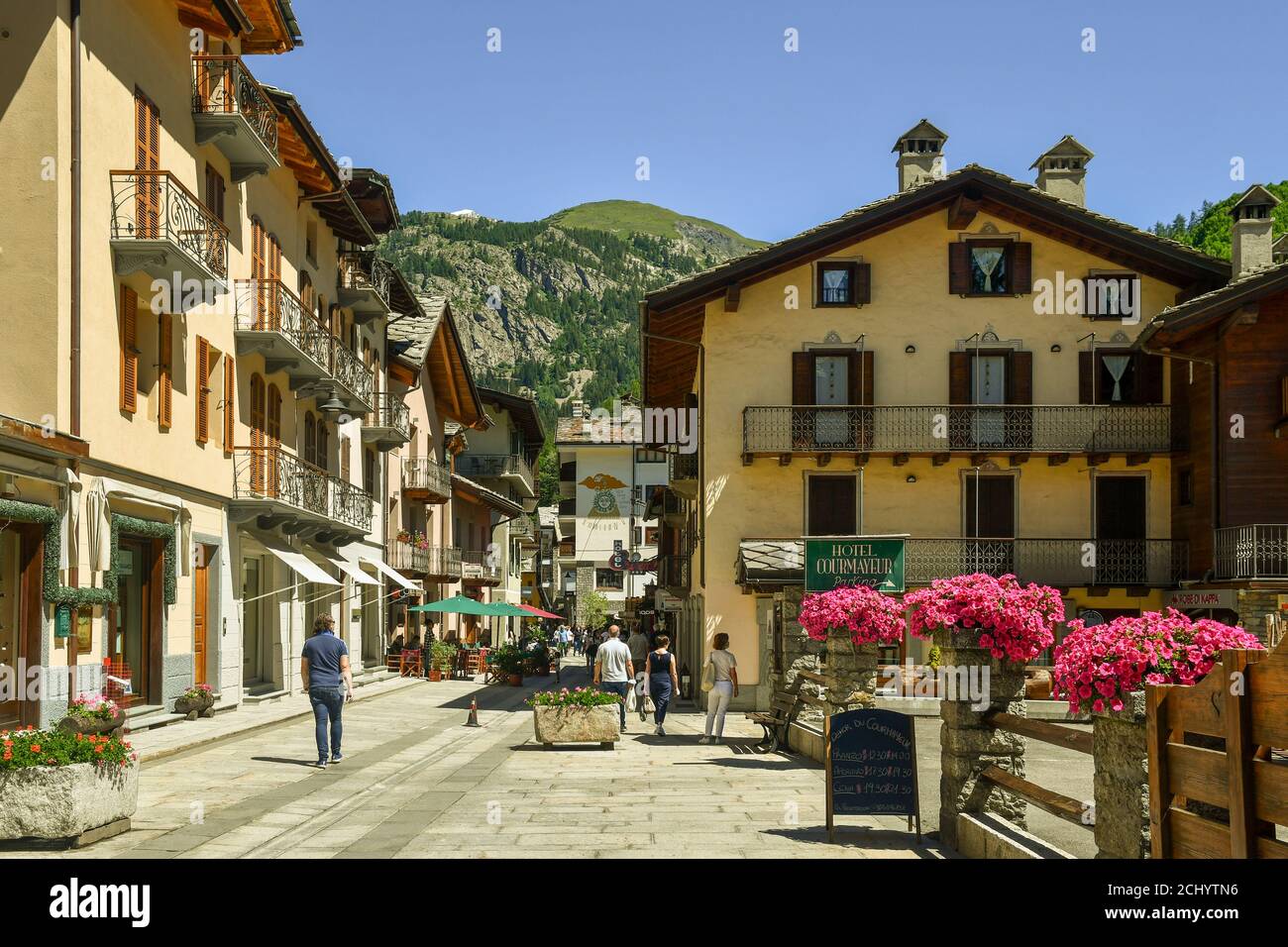 Vista su Via Roma, la strada principale della città di montagna, famosa meta turistica ai piedi delle Alpi Italiane, Courmayeur, Aosta, Italia Foto Stock