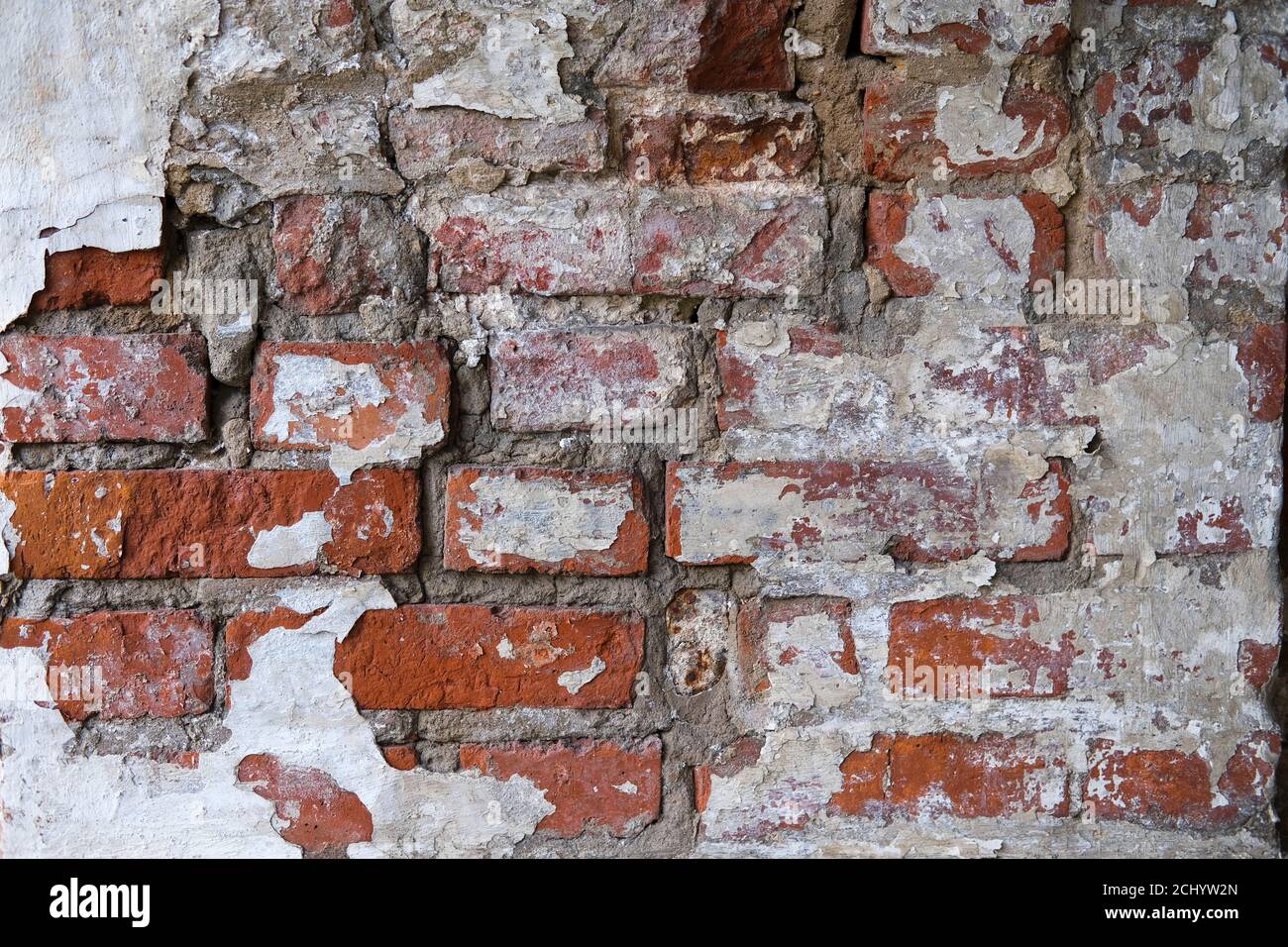 Frammento di vecchio muro medievale di mattoni intemperie monastero. Distruzione decadimento muratura della chiesa abbandonata. Foto Stock