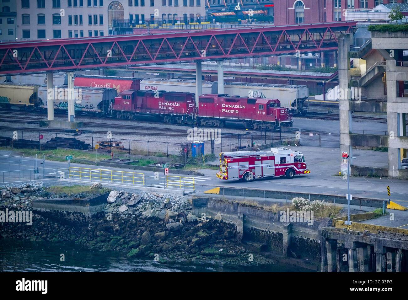 Camion antincendio e treno merci, Waterfront, Vancouver, British Columbia, Canada Foto Stock