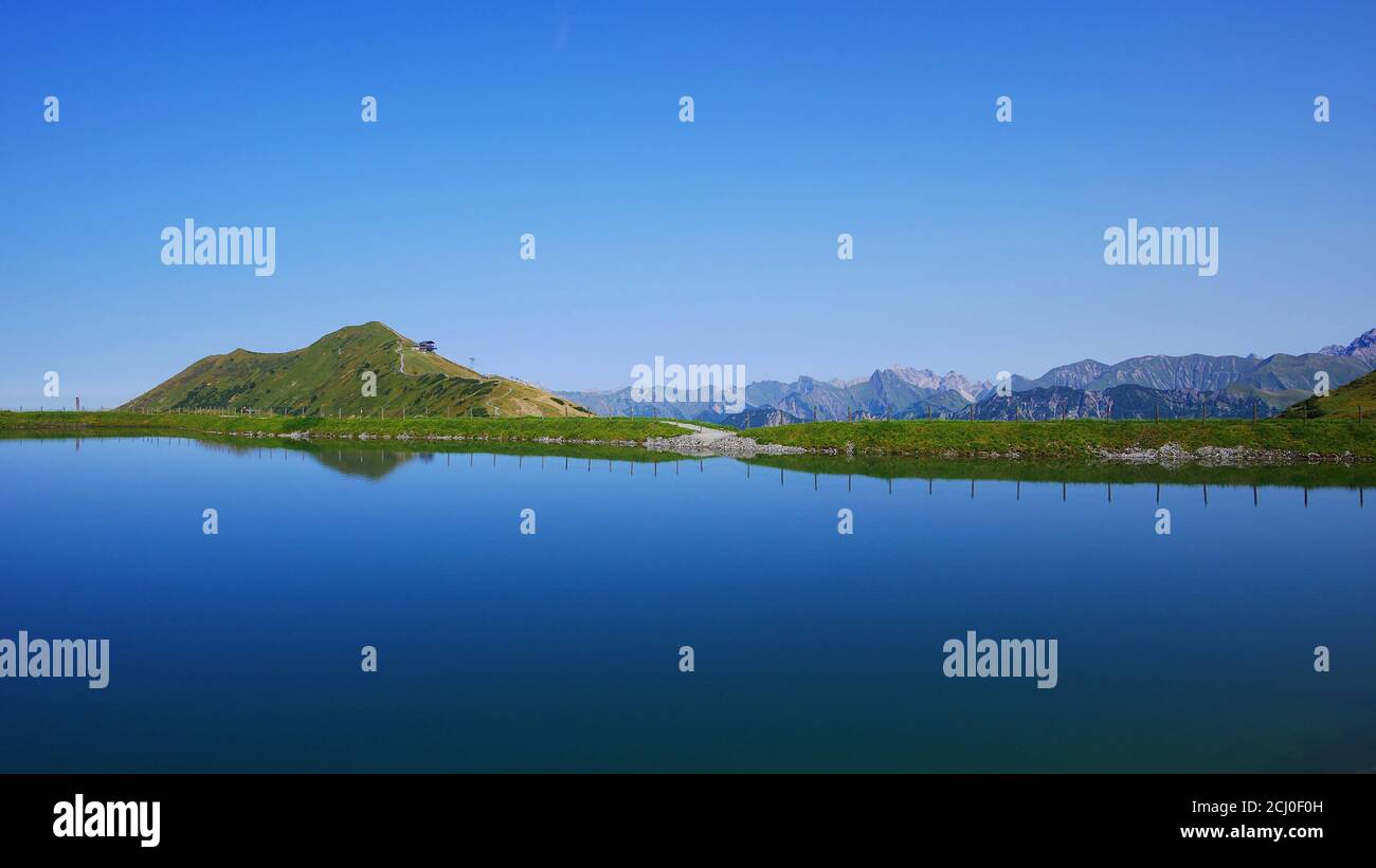 Oberstdorf, Germania: Il riflesso del monte Fellhorn in un lago Foto Stock