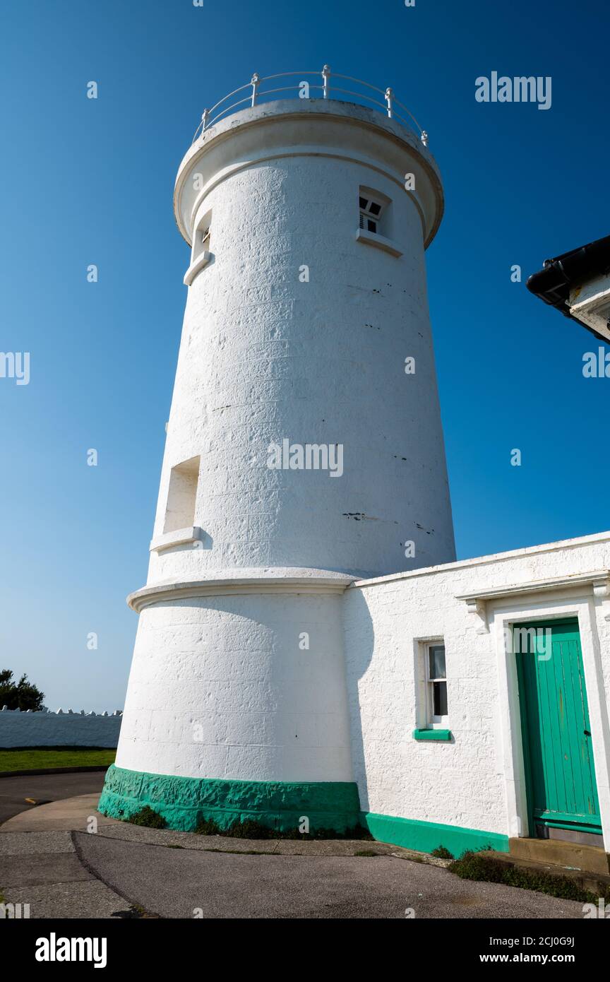 Faro bianco e costruzioni associate. Punto di Nash, Vale of Glamorgan, Galles. Foto Stock