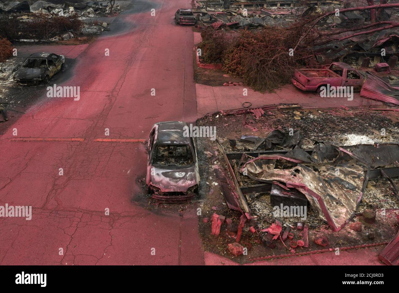Coperte ignifughe rosse bruciarono abitazioni e veicoli dopo l'incendio di Almeda a Talent, Oregon, Stati Uniti, 14 settembre 2020. Foto scattata con un drone. REUTERS/Adrees Lazio Foto Stock