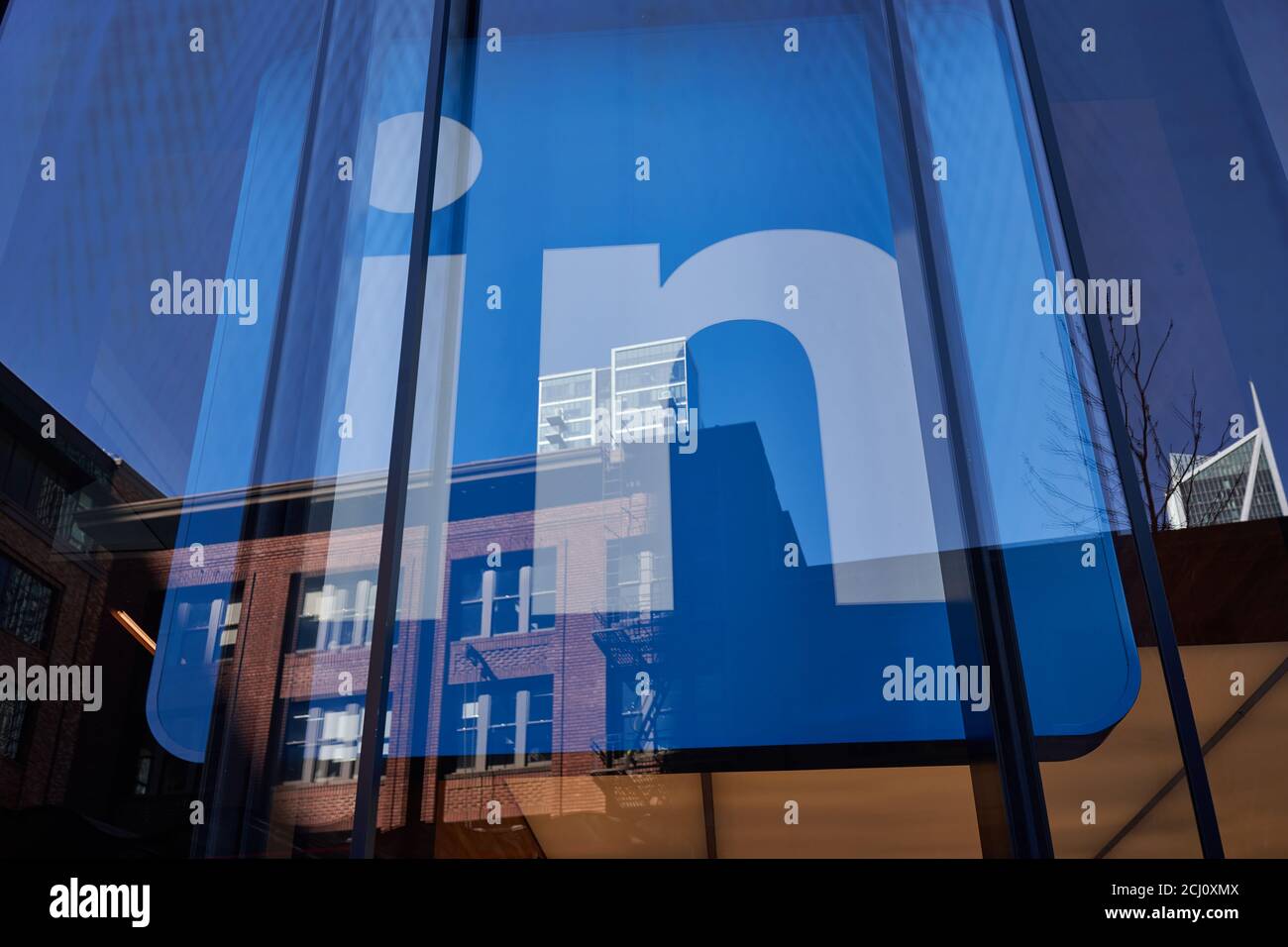 Primo piano del logo LinkedIn visto presso la sede centrale di LinkedIn San Francisco nel quartiere di Soma. Foto Stock