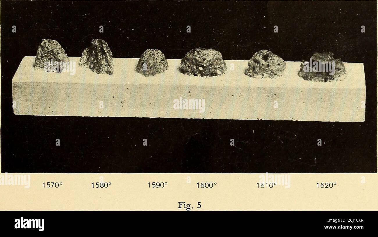 . I punti di fusione del mattone di fuoco . 1680c 1695cFig. 4 1705c. 1570° 1580 Kanolt] punti di fusione di BricksTABLE i 13 determinazione- determinazione di punti di fusione del materiale del campione senza punto di precoltraggiodopo sei ore di riscaldamento a caldo gradi 14 fuoco argilla f 16351 1630 1655 1655 i 1600 1635 1610 1630 27 do 16001585 1635 1640 [ 1595 ( 1710 1705 1705 1695 48 do 17051700 1705 20 J 17401 • 1745 1740 1730 f 1705 1695 41 silice 1700| 1695 1700 1 [ 1695 un breve tempo per avvicinarsi al punto di fusione supporta questa spiegazione.il campione n. 27 è mostrato nella Fig. 5. Dopo le sei ore di riscaldamento Foto Stock