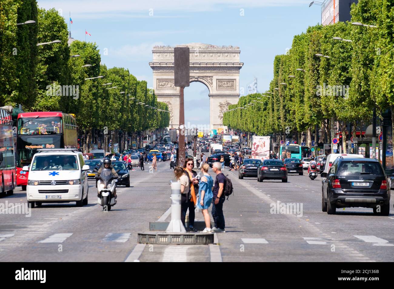 L'Avenue des Champs Elysees in una bella giornata estiva A Parigi Foto Stock