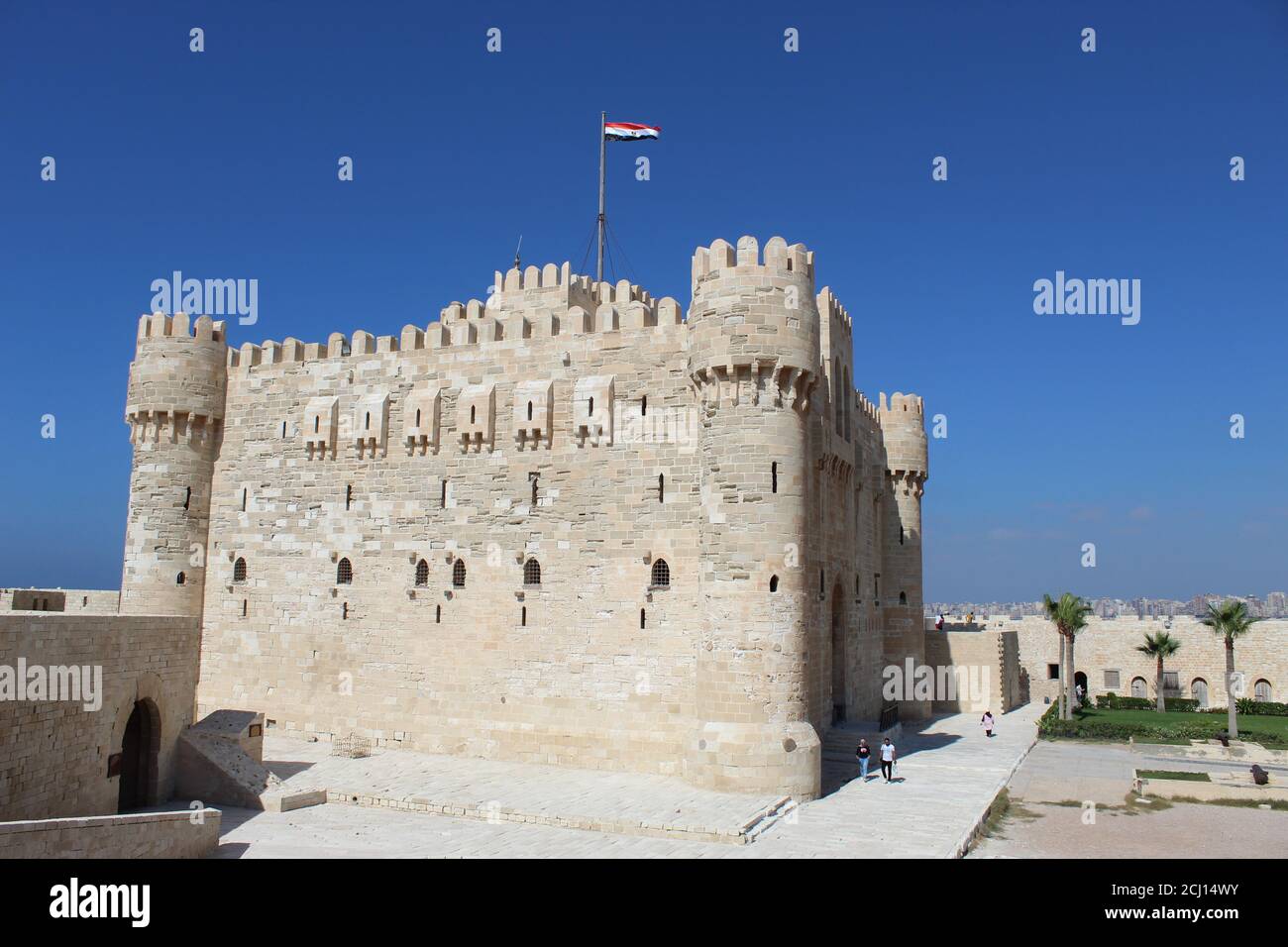 Vista frontale della Cittadella di Qaitbay Qaitbay Fort, è una fortezza difensiva del 15 ° secolo situata sulla costa mediterranea del mare. Castello, porto Foto Stock