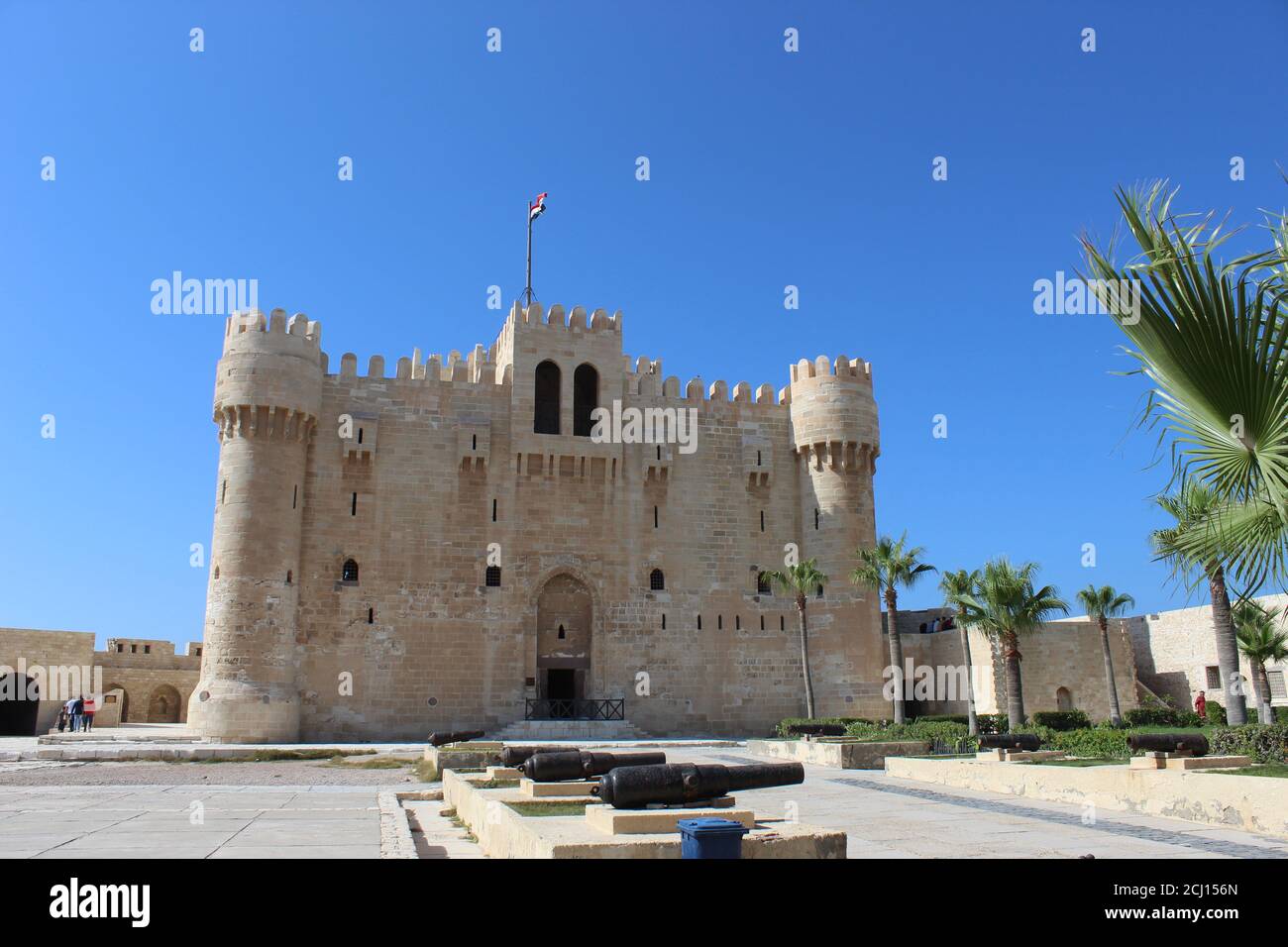 Vista frontale della Cittadella di Qaitbay Qaitbay Fort, è una fortezza difensiva del 15 ° secolo situata sulla costa mediterranea del mare. Castello, porto Foto Stock