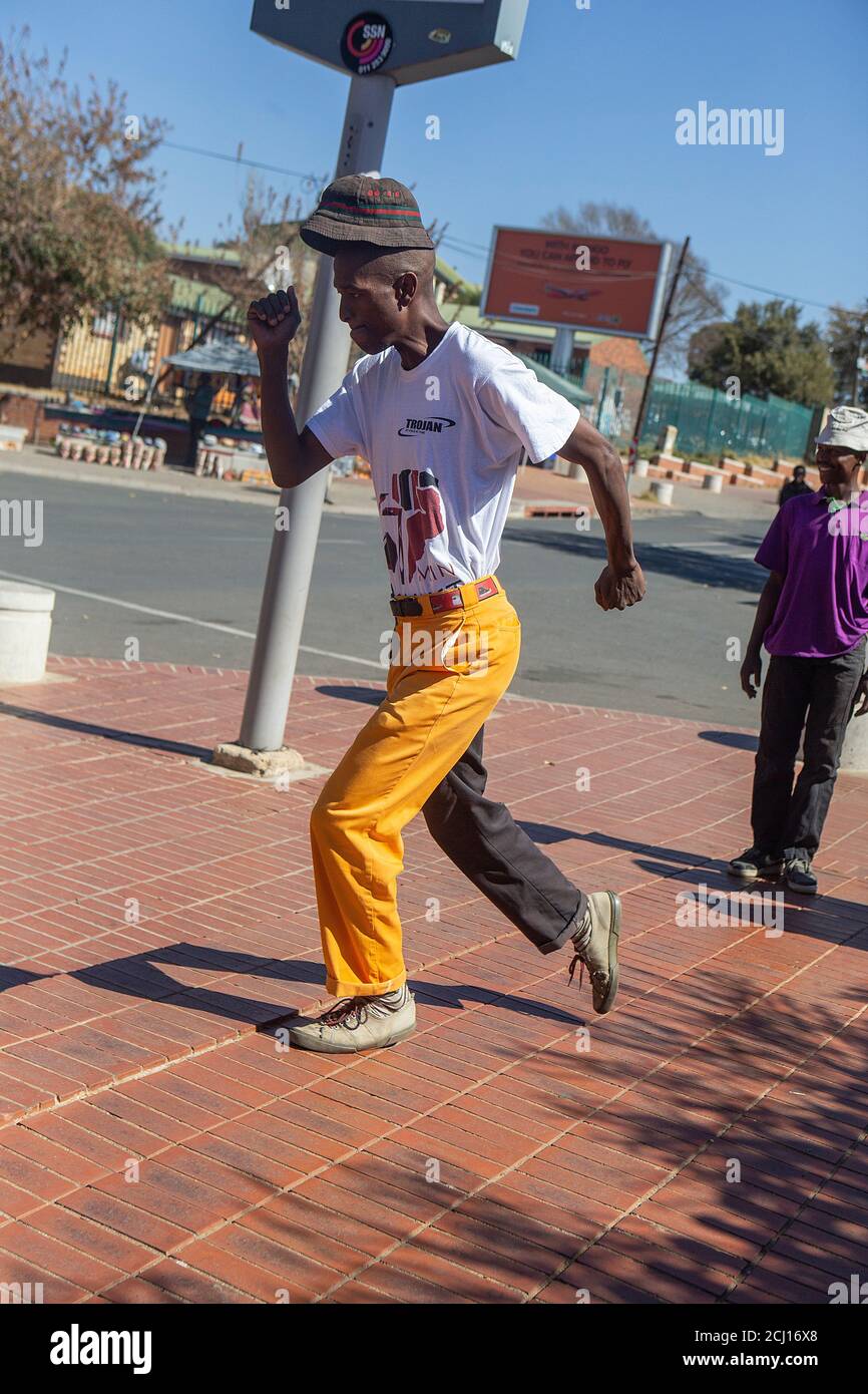 Uomo africano che esegue la danza tradizionale Pantsula a Soweto Township, Sudafrica Foto Stock